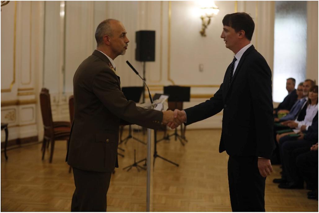 Vágner Balázs átveszi az elismerést