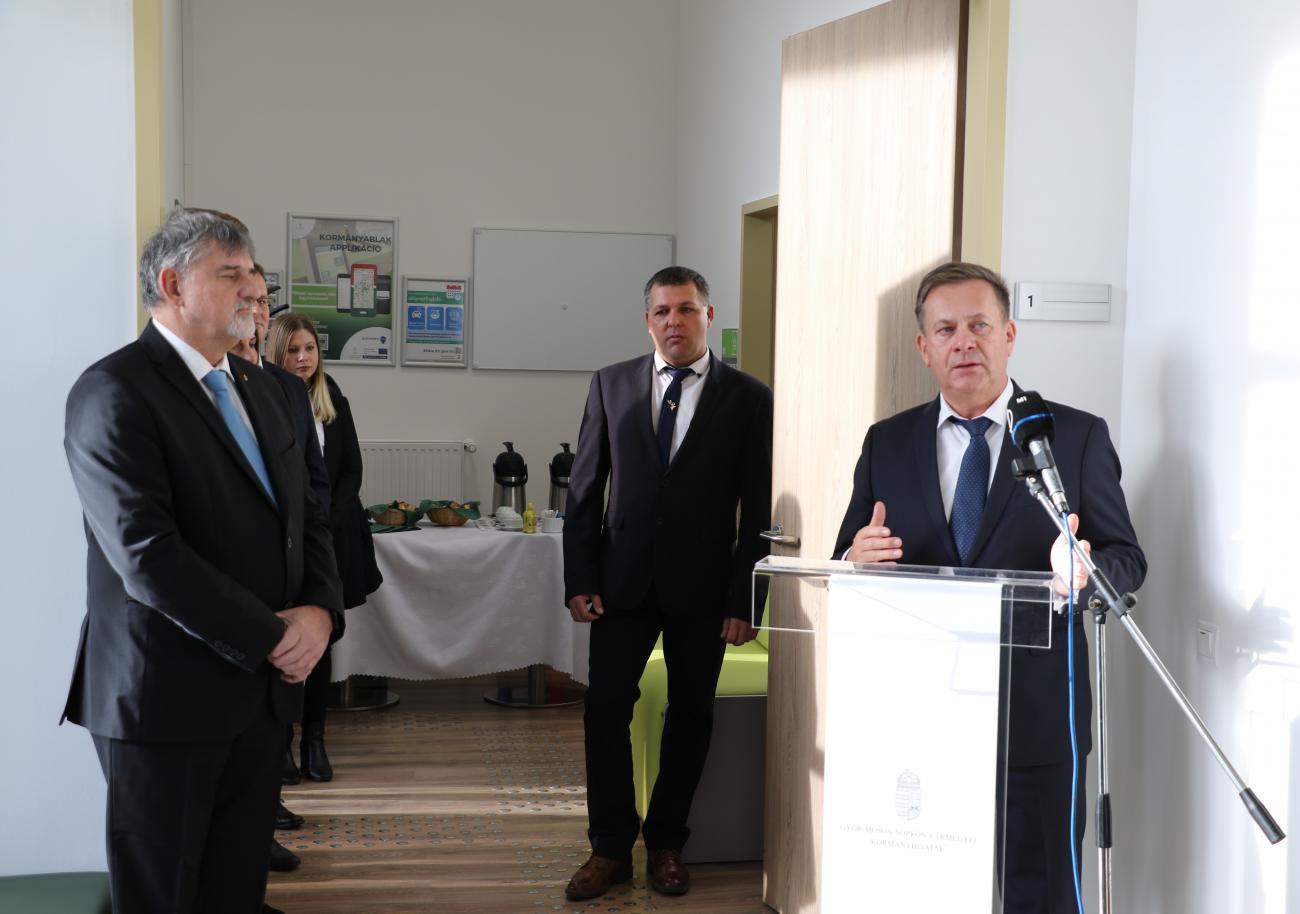 Fertődi KAB átadó Fertődi KAB átadó