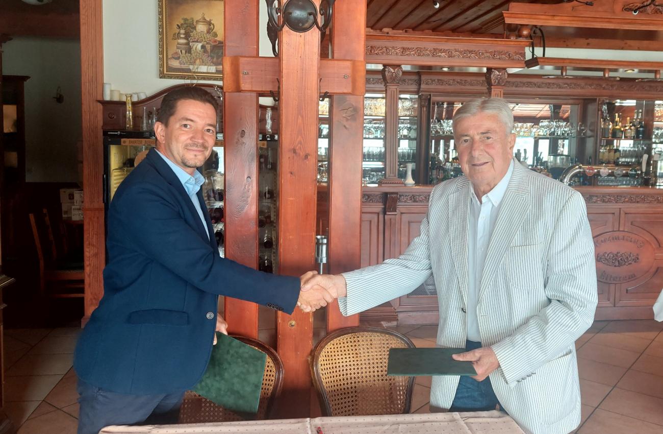 dr. Farkas Norbert főosztályvezető (BFKH Fogyasztóvédelmi Főosztály) és dr. Berényi János elnök (VJASZSZ) dr. Farkas Norbert főosztályvezető (BFKH Fogyasztóvédelmi Főosztály) és dr. Berényi János elnök (VJASZSZ)