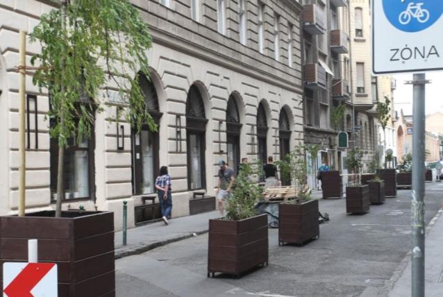 Szabálytalan és veszélyes a Tűzoltó utcai lezárás