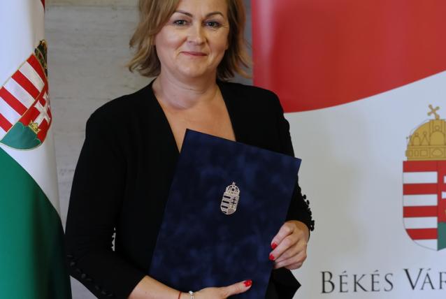 Kormánytisztviselőket és köztisztviselőket ismertek el a Helyi Önkormányzatok Napján