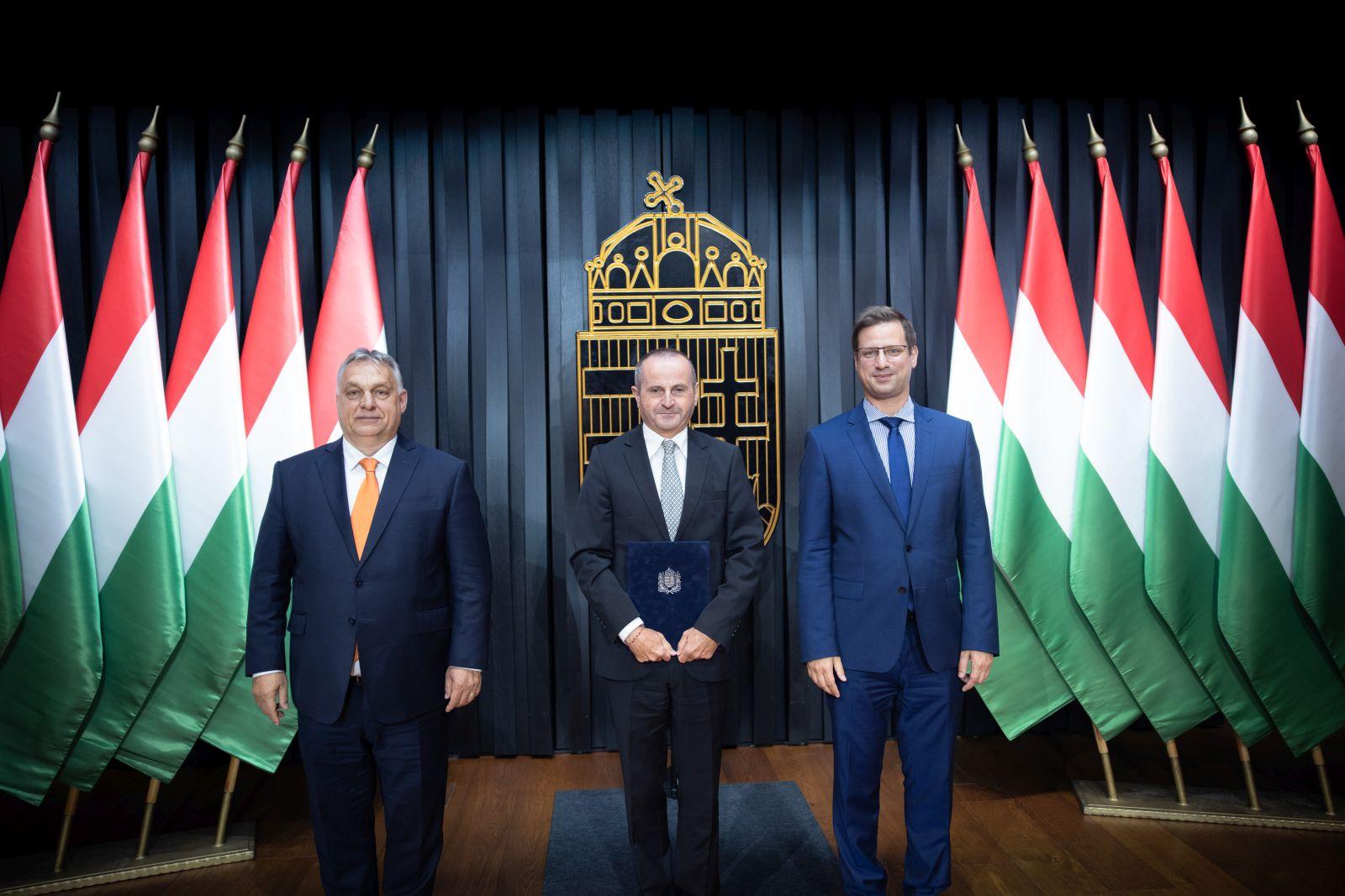 Letette az esküt és átvette kormánymegbízotti kinevezését Orbán Viktor miniszterelnöktől Szabó Sándor, a Nógrád Megyei Kormányhivatalt vezető kormánymegbízott Letette az esküt és átvette kormánymegbízotti kinevezését Orbán Viktor miniszterelnöktől Szabó Sándor, a Nógrád Megyei Kormányhivatalt vezető kormánymegbízott
