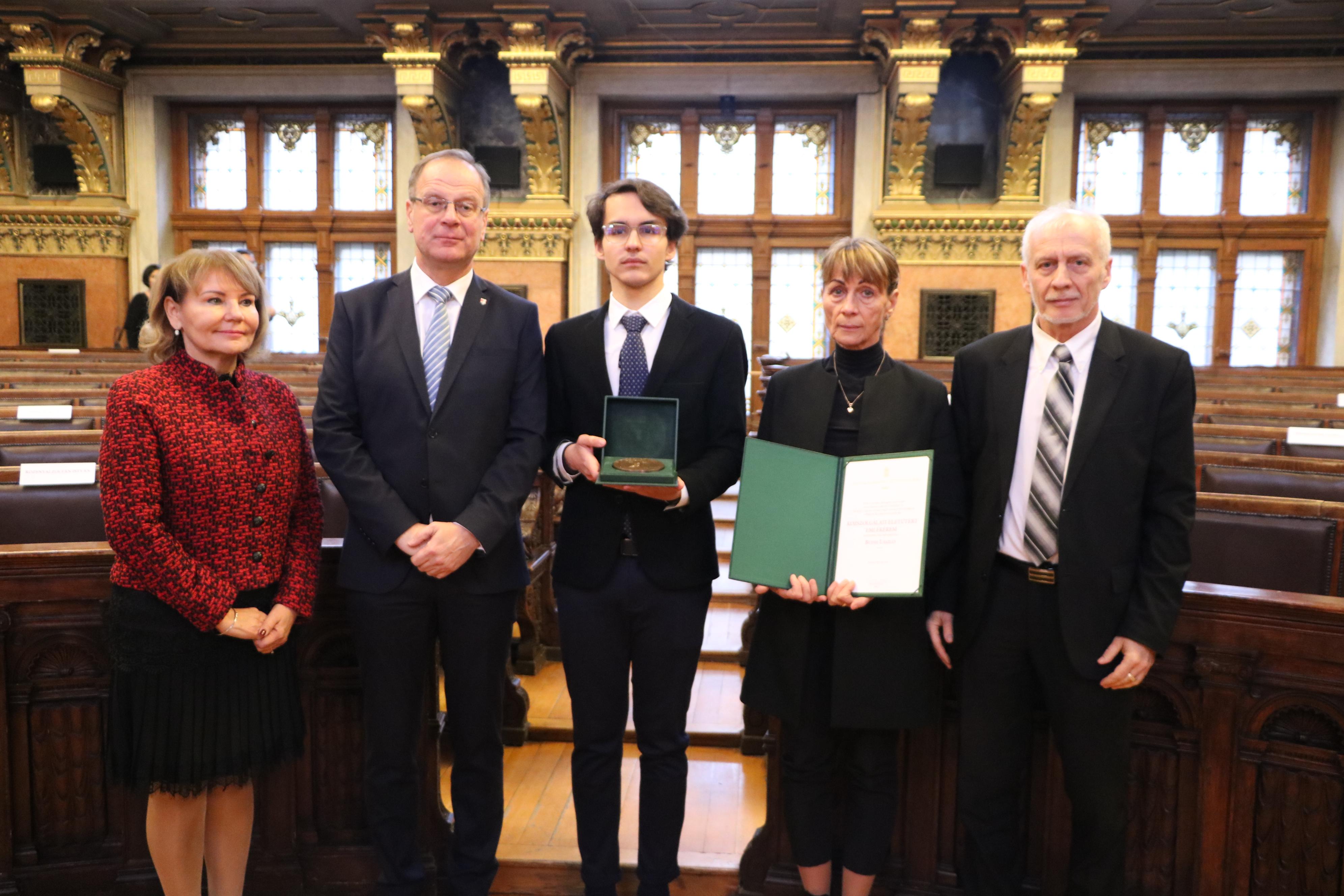 Közszolgálati Életútért Emlékérmet kapott a néhai főosztályvezető Közszolgálati Életútért Emlékérmet kapott a néhai főosztályvezető