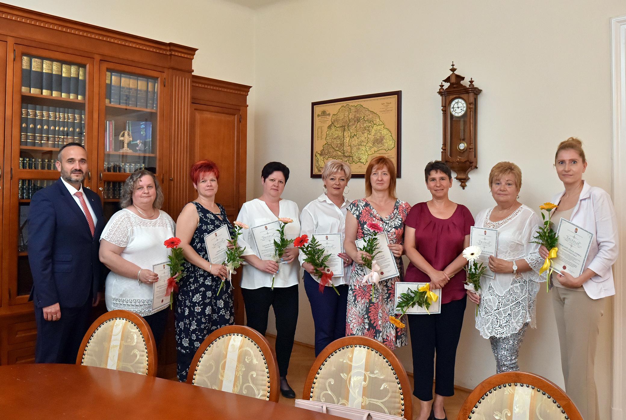 b.-j.: Ignácz Balázs, Ortóné Balázs Mónika, Frikk Éva, Nagyné Tóth Judit, Novák Marianna, Greskó Katalin, Utassyné Szekeres Laura, Böjtösné Hangácsi Ágnes, Prokajné Tiszai Andrea b.-j.: Ignácz Balázs, Ortóné Balázs Mónika, Frikk Éva, Nagyné Tóth Judit, Novák Marianna, Greskó Katalin, Utassyné Szekeres Laura, Böjtösné Hangácsi Ágnes, Prokajné Tiszai Andrea