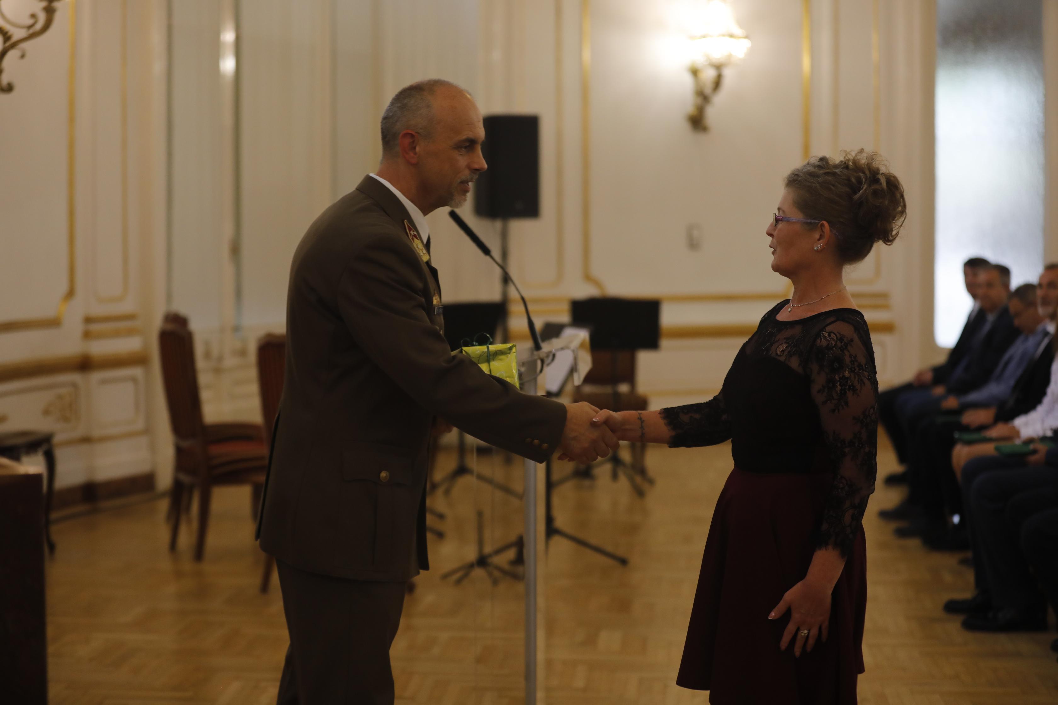 Az elismerést átadta: Dr. Varga Attila Ferenc ezredes, a Honvédelmi Minisztérium Védelmi Igazgatási Főosztály főosztályvezetője