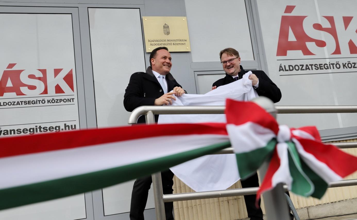 Békéscsabai Áldozatsegítő Központ megnyitó indexkép - dr. Répássy Róbert államtitkár, dr. Takács Árpád főispán Békéscsabai Áldozatsegítő Központ megnyitó indexkép - dr. Répássy Róbert államtitkár, dr. Takács Árpád főispán