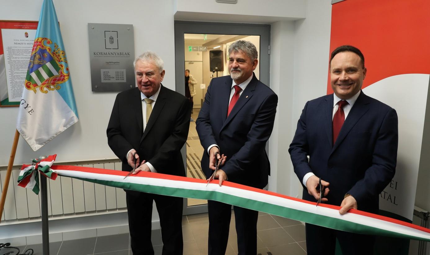 Elek KAB átadó - dr. Kovács József országgyűlési képviselő, dr. György István államtitkár, dr. Takács Árpád főispán Elek KAB átadó - dr. Kovács József országgyűlési képviselő, dr. György István államtitkár, dr. Takács Árpád főispán