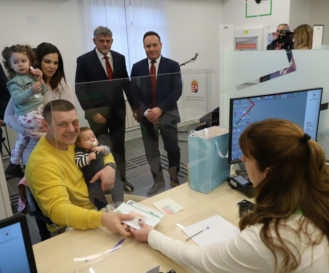 Elek KAB átadó kép2 Elek KAB átadó kép2