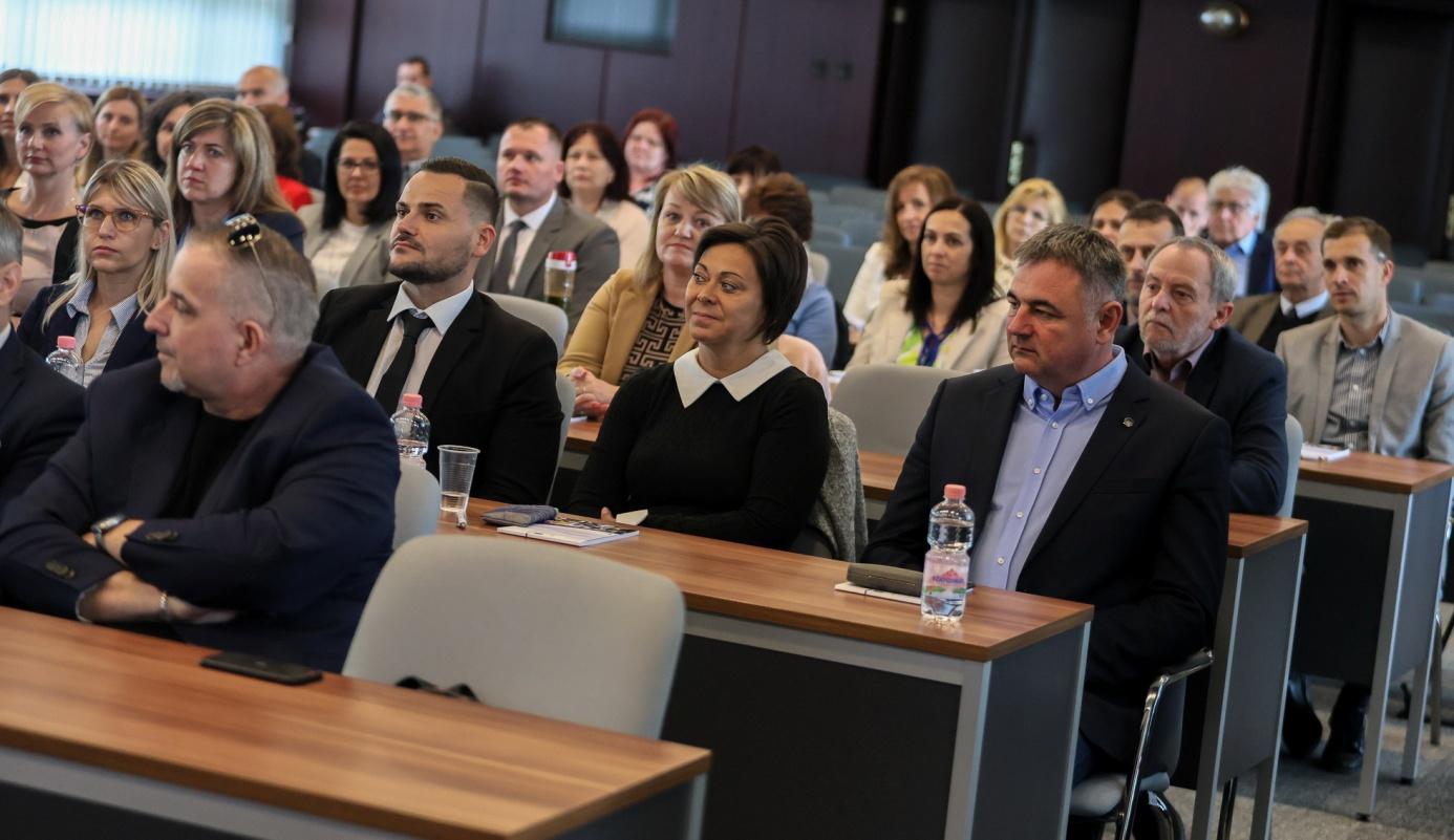 GINOP Plusz "A munkavállalók és vállalatok alkalmazkodóképességének és termelékenységének javítása a munkaerő fejlesztésén keresztül” GINOP Plusz "A munkavállalók és vállalatok alkalmazkodóképességének és termelékenységének javítása a munkaerő fejlesztésén keresztül”