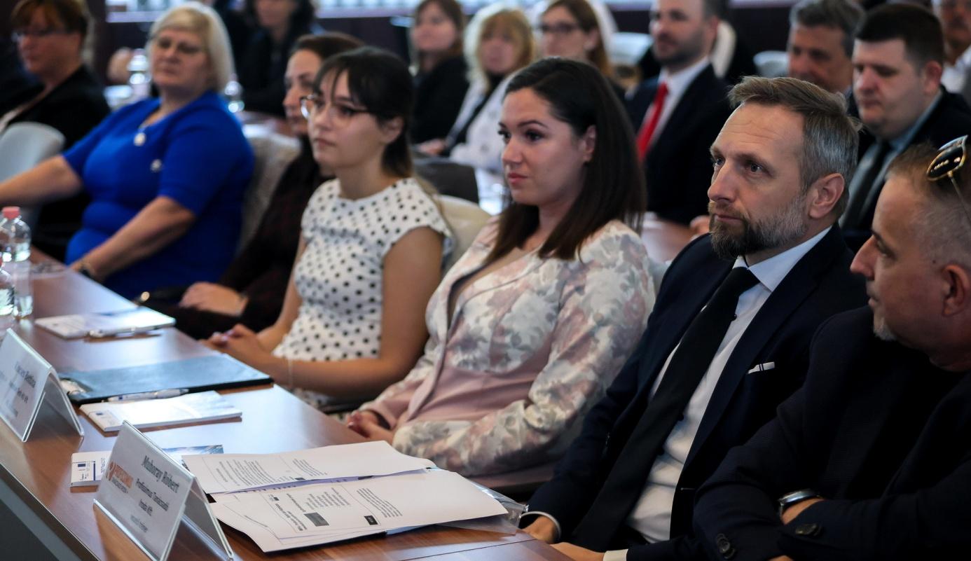 GINOP PLUSZ - „A munkavállalók és vállalatok alkalmazkodóképességének és termelékenységének javítása a munkaerő fejlesztésén keresztül” GINOP PLUSZ - „A munkavállalók és vállalatok alkalmazkodóképességének és termelékenységének javítása a munkaerő fejlesztésén keresztül”