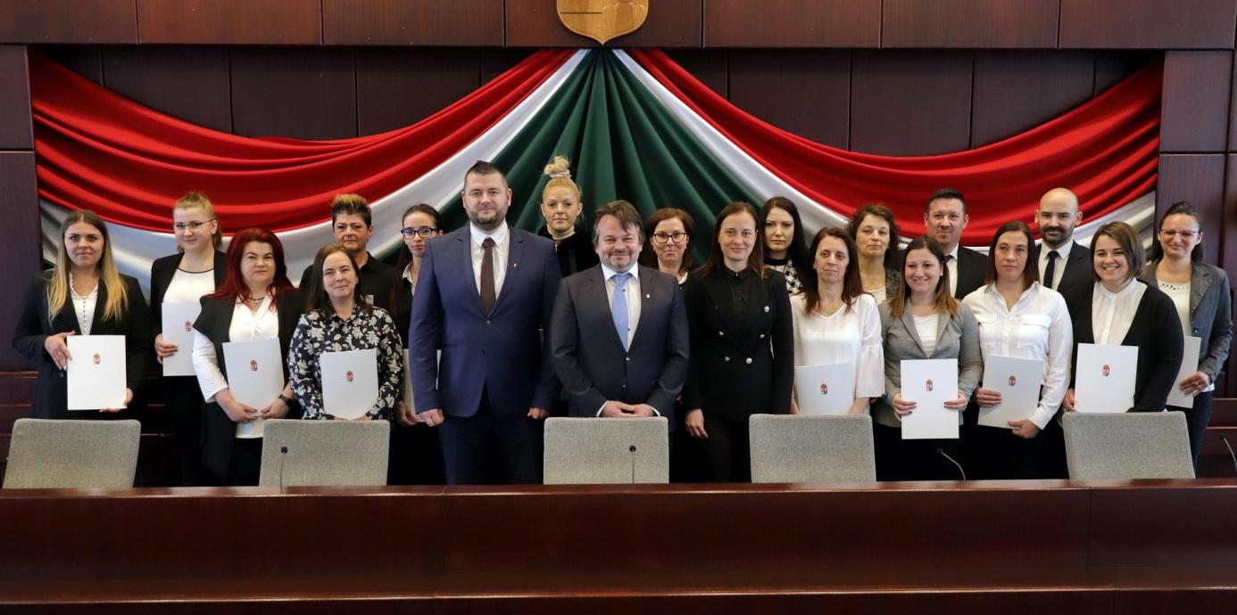 kormányablak-ügyintéző bizonyítványosztás indexkép - csoportkép kormányablak-ügyintéző bizonyítványosztás indexkép - csoportkép
