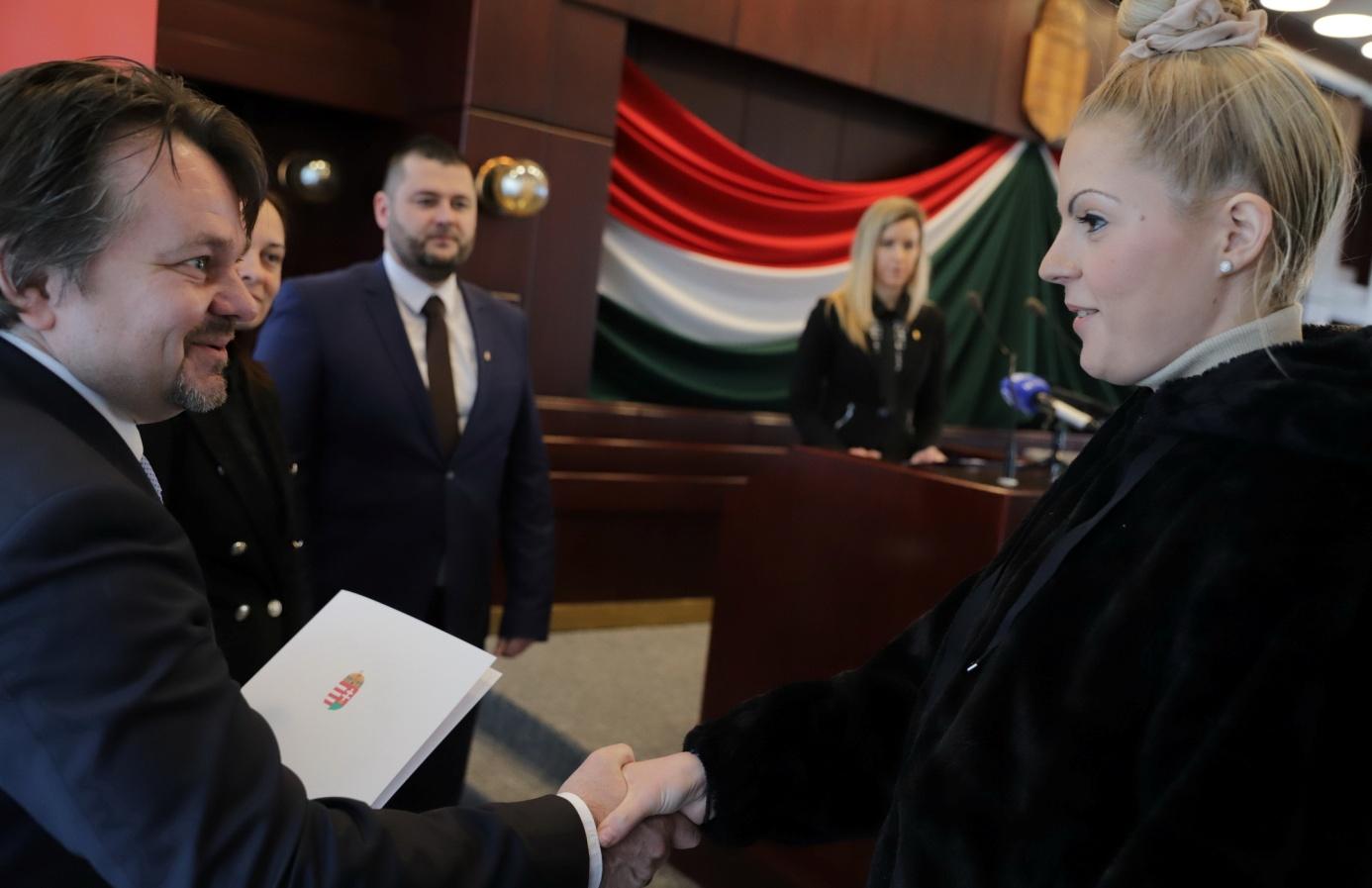 kormányablak-ügyintéző bizonyítványosztás kormányablak-ügyintéző bizonyítványosztás