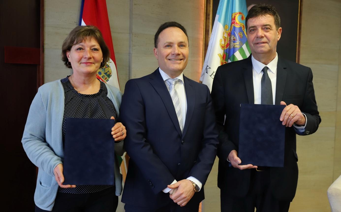 Almásiné Hegedűs Ildikó egészségfejlesztési szakügyintéző, dr. Takács Árpád főispán, dr. Sipos Lajos járási hivatalvezető Almásiné Hegedűs Ildikó egészségfejlesztési szakügyintéző, dr. Takács Árpád főispán, dr. Sipos Lajos járási hivatalvezető