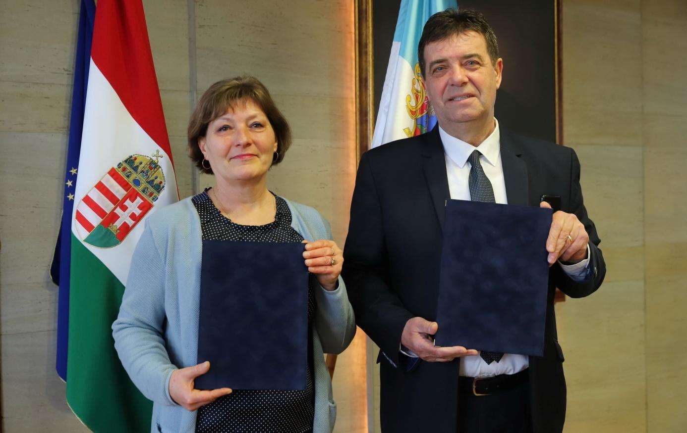 Almásiné Hegedűs Ildikó egészségfejlesztési szakügyintéző, dr. Sipos Lajos járási hivatalvezető Almásiné Hegedűs Ildikó egészségfejlesztési szakügyintéző, dr. Sipos Lajos járási hivatalvezető