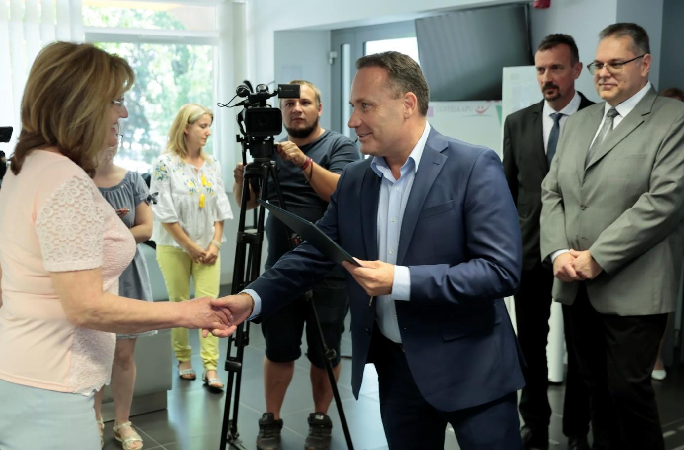 Negyedmilliomodik ügyfél BéVKH indexkép - dr. Takács Árpád főispán Negyedmilliomodik ügyfél BéVKH indexkép - dr. Takács Árpád főispán