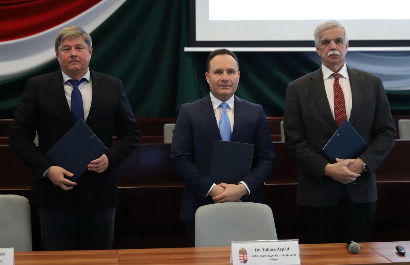 dr. Rovó László, a Szegedi Tudományegyetem rektora, prof dr. Dux László, a Gál Ferenc Egyetem rektora és dr. Takács Árpád főispán dr. Rovó László, a Szegedi Tudományegyetem rektora, prof dr. Dux László, a Gál Ferenc Egyetem rektora és dr. Takács Árpád főispán