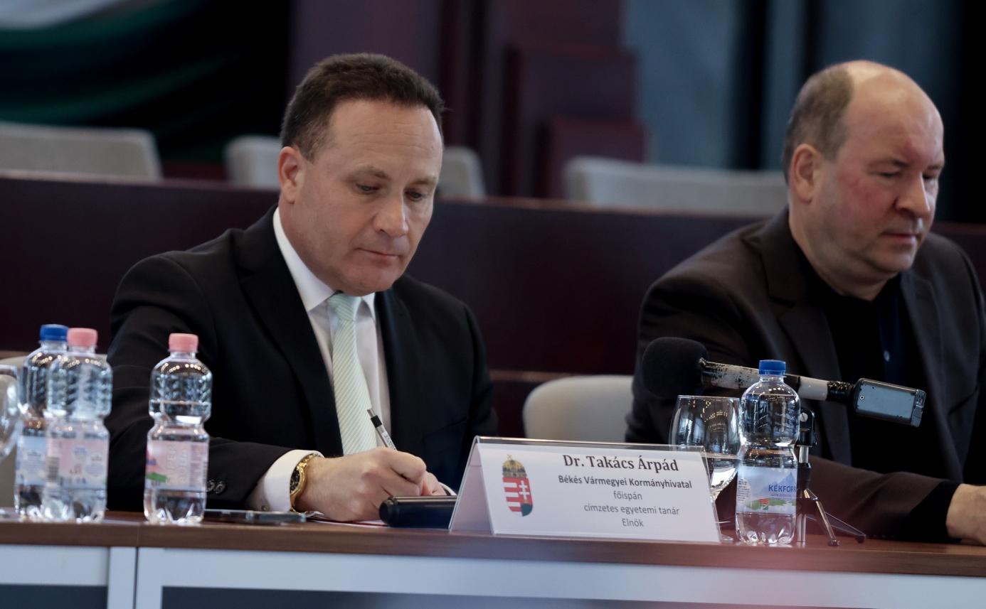 Tudományos tanács indexkép (dr. Takács Árpád főispán, dr. Antal Zsolt rektorhelyettes) Tudományos tanács indexkép (dr. Takács Árpád főispán, dr. Antal Zsolt rektorhelyettes)