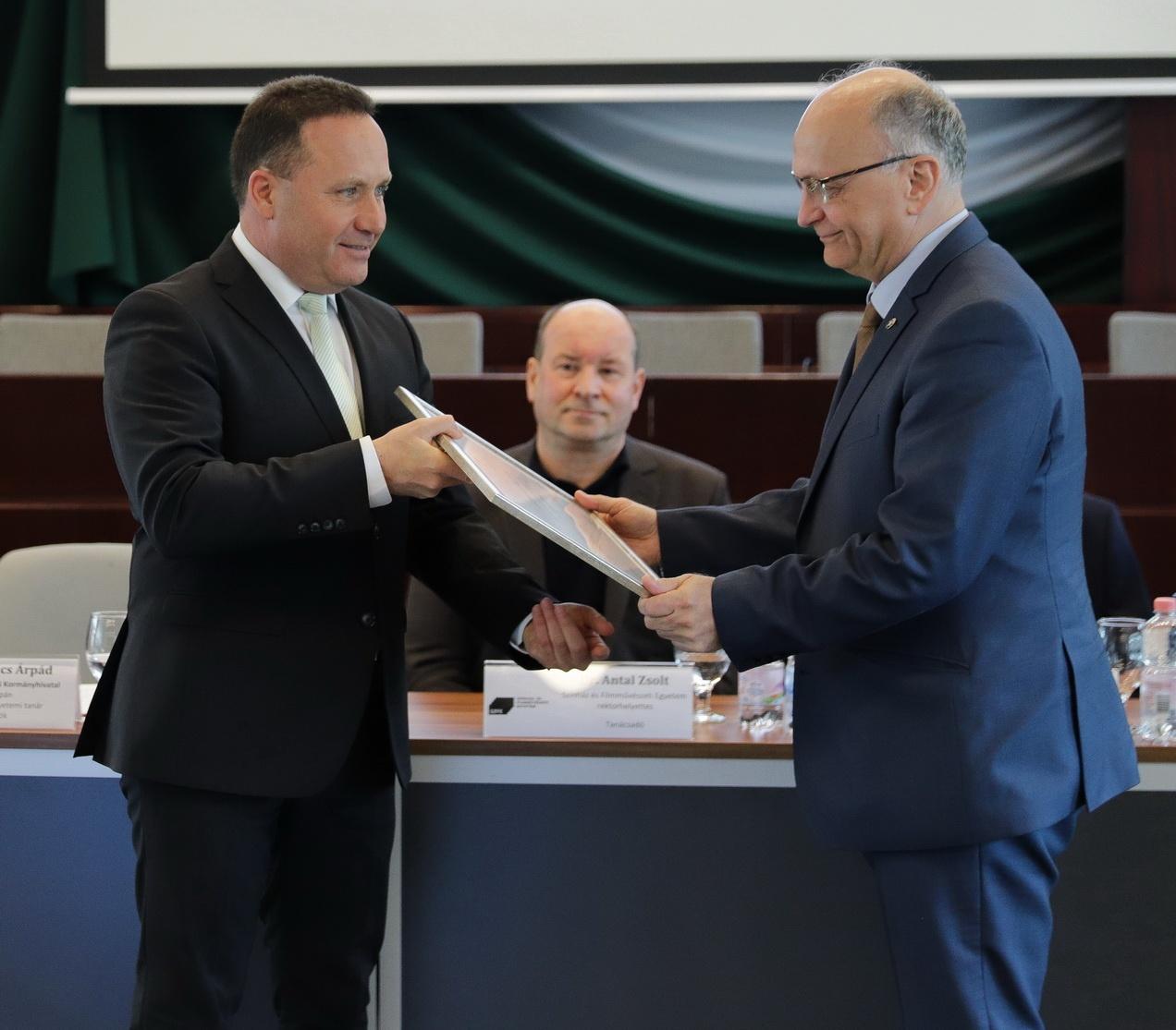 Tudományos tanács ülés 2023 április, dr. Kozma Gábor elismerés (dr. Takács Árpád főispán) Tudományos tanács ülés 2023 április, dr. Kozma Gábor elismerés (dr. Takács Árpád főispán)
