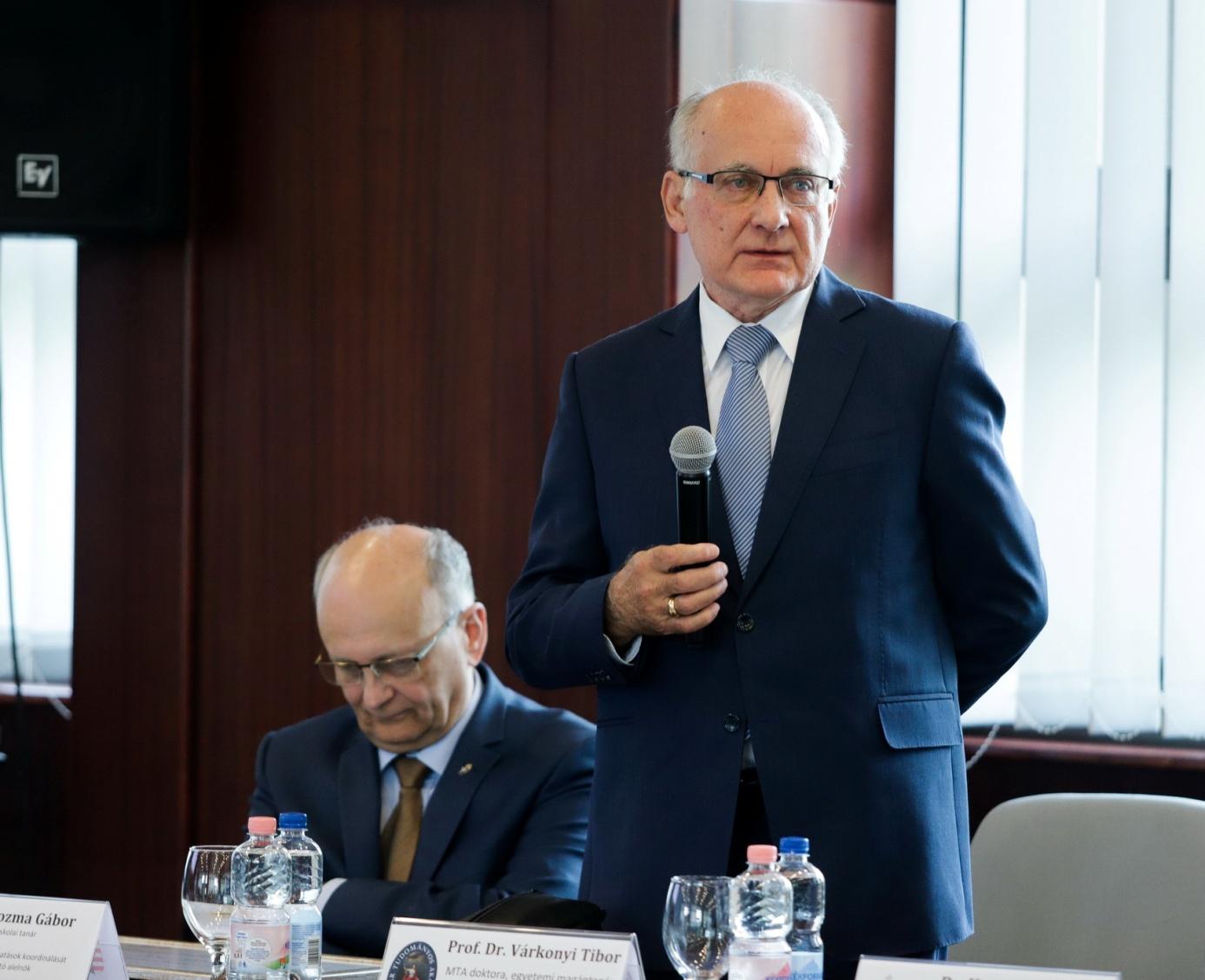 Tudományos tanács ülés 2023 április, prof. dr. Várkonyi Tibor főorvos és dr. Kozma Gábor rektor Tudományos tanács ülés 2023 április, prof. dr. Várkonyi Tibor főorvos és dr. Kozma Gábor rektor