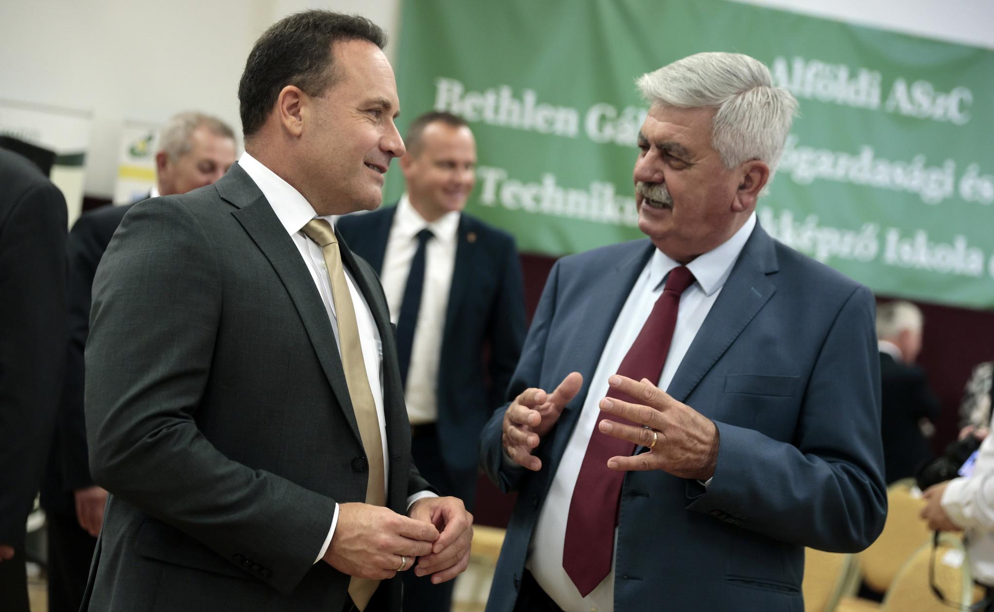 dr. Takács Árpád főispán és Farkas Sándor miniszterhelyettes dr. Takács Árpád főispán és Farkas Sándor miniszterhelyettes