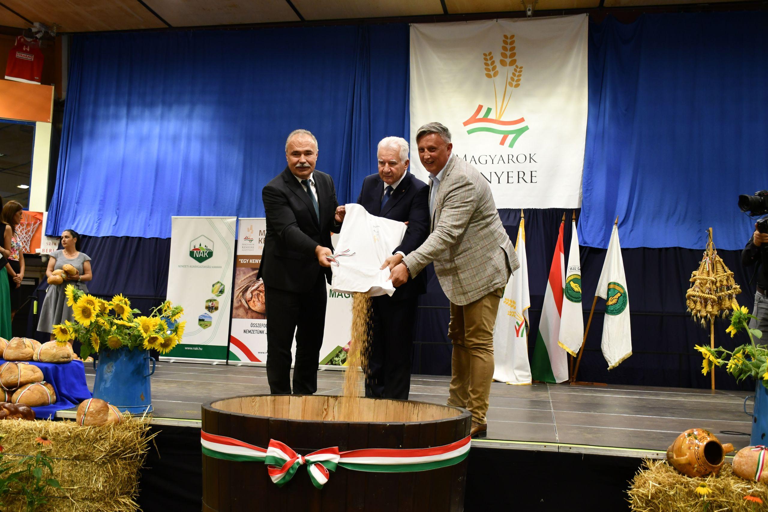 A magyarság összetartozását jelképező búzaszemekkel telt meg a dézsa a szolnoki sportcsarnokban A magyarság összetartozását jelképező búzaszemekkel telt meg a dézsa a szolnoki sportcsarnokban