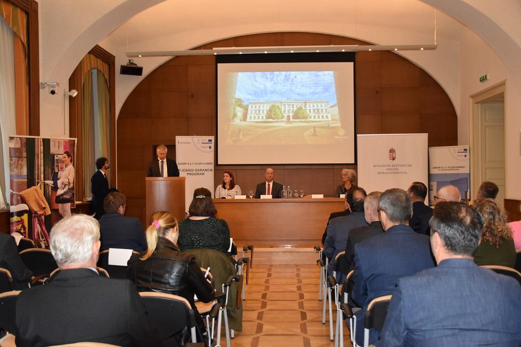 1Sikeresek voltak Komárom-Esztergom 2015-ben elindított munkaerőpiaci programjai 1Sikeresek voltak Komárom-Esztergom 2015-ben elindított munkaerőpiaci programjai