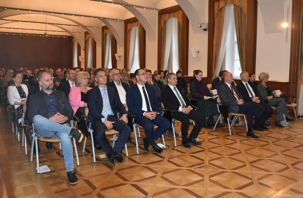5Sikeresek voltak Komárom-Esztergom 2015-ben elindított munkaerőpiaci programjai 5Sikeresek voltak Komárom-Esztergom 2015-ben elindított munkaerőpiaci programjai