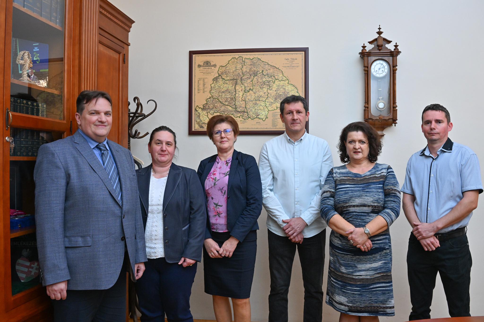 b.-j.: dr. Kadlott Csaba, Bogárné Köteles Timea, dr. Kiss Rita, Hidvégi Gábor, dr. Varga Attiláné, Varga Tamás b.-j.: dr. Kadlott Csaba, Bogárné Köteles Timea, dr. Kiss Rita, Hidvégi Gábor, dr. Varga Attiláné, Varga Tamás Miklós ,
