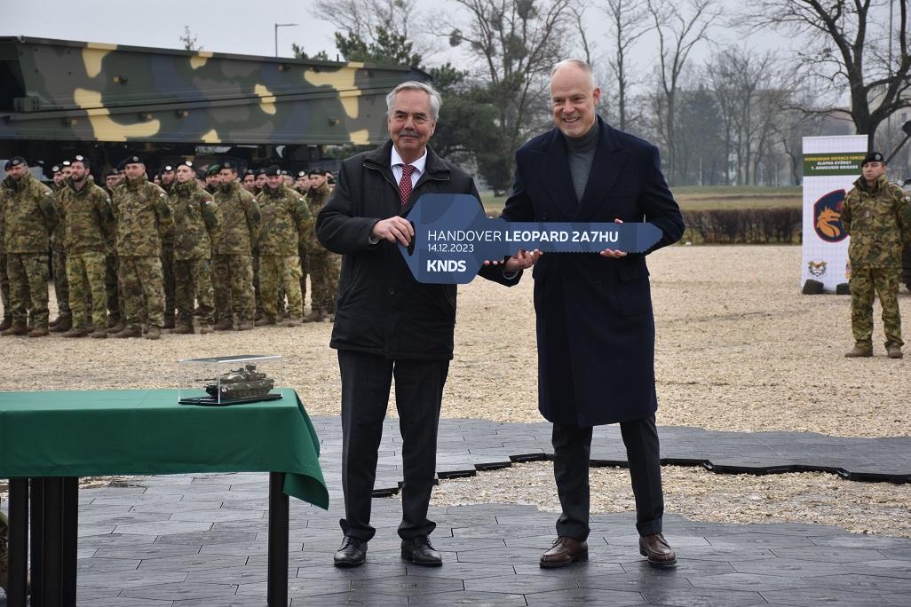 Leopárdok érkeztek a tatai laktanyába Leopárdok érkeztek a tatai laktanyába
