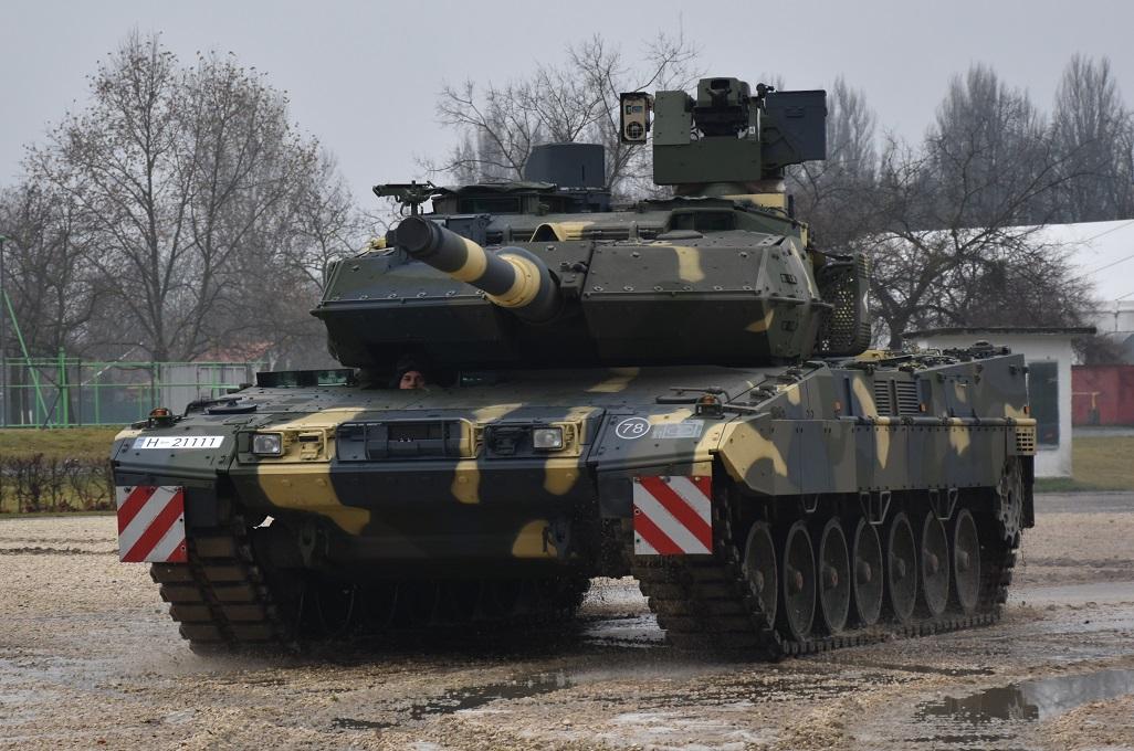 3Leopárdok érkeztek a tatai laktanyába 3Leopárdok érkeztek a tatai laktanyába
