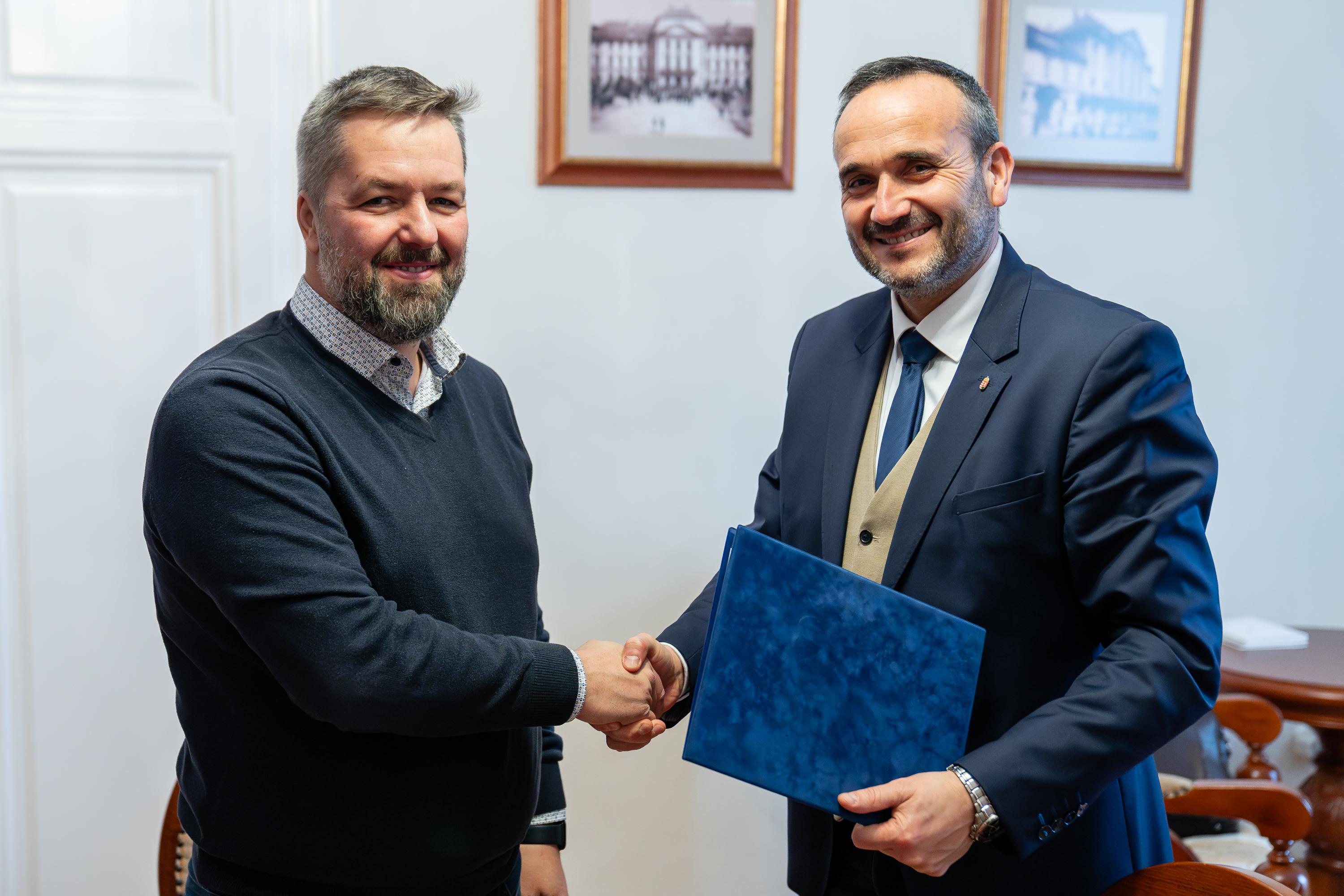 Dr. Ringert Csaba, a Dobó István Vármúzeum igazgatója és Ignácz Balázs, a Heves Vármegyei Területi Védelmi Bizottság elnöke Dr. Ringert Csaba, a Dobó István Vármúzeum igazgatója és Ignácz Balázs, a Heves Vármegyei Területi Védelmi Bizottság elnöke