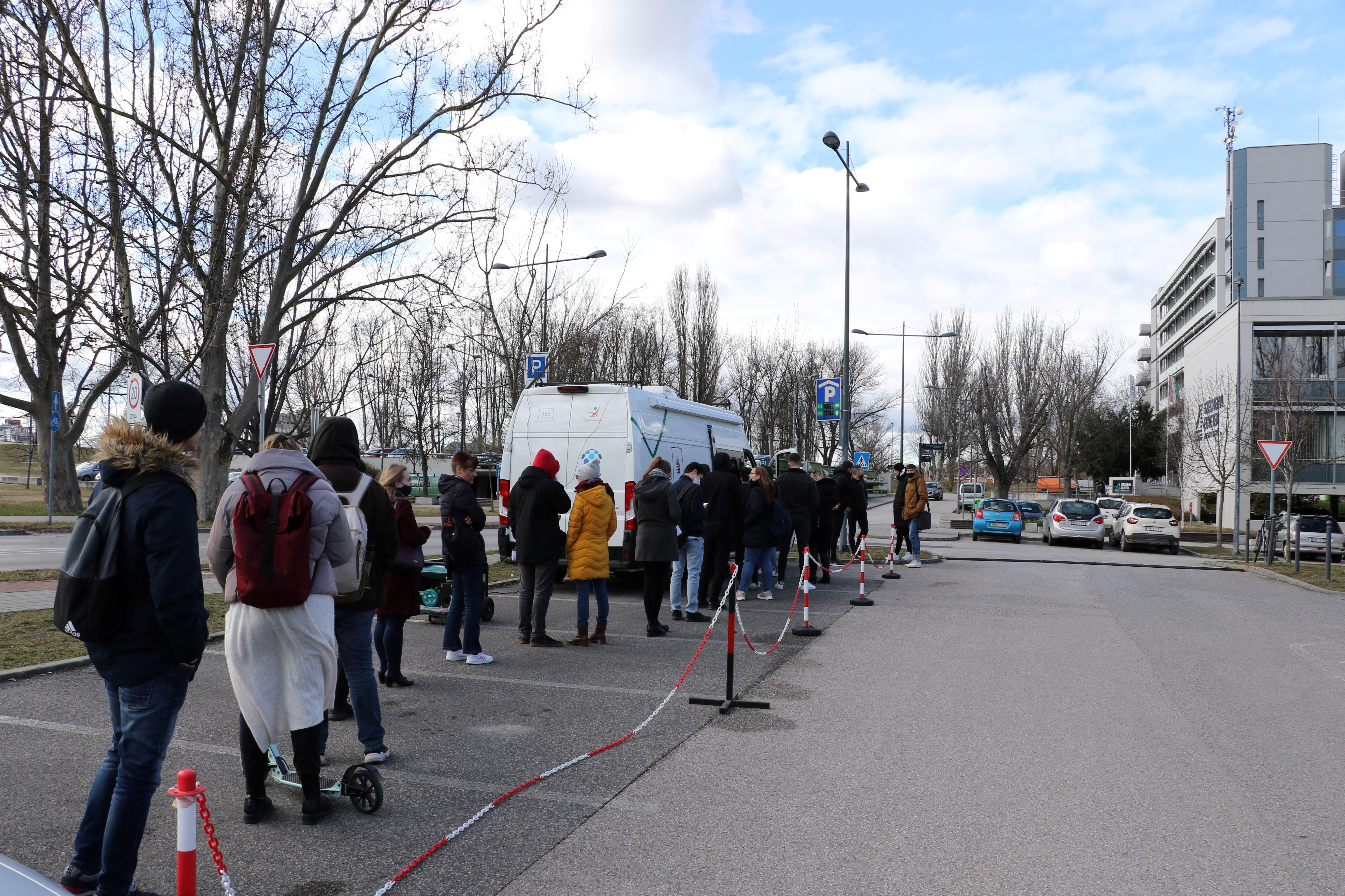 Kormányablakbusz segíti az ügyfélkapu regisztrációt KAB Busz segíti az ügyfélkapu regisztrációt