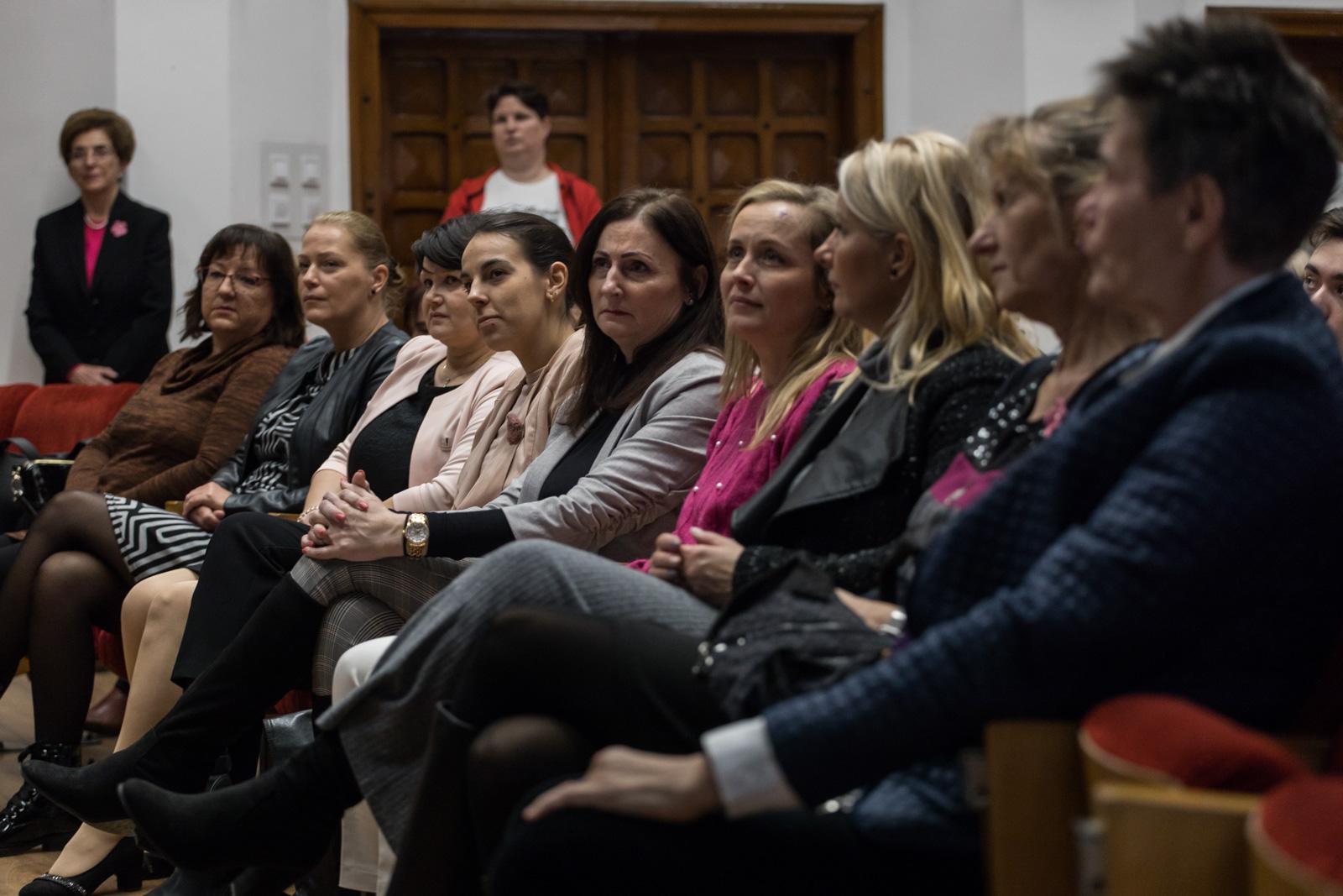 A Méhnyakrák Megelőzési Hét alkalmából rendeztek figyelemfelhívó eseményt a salgótarjáni Vármegyeházán