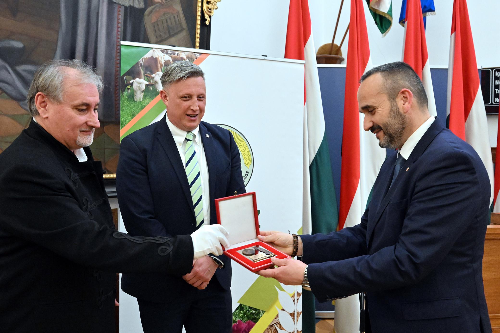 Ignácz Balázs kapta a Heves Vármegyei Gazdákért Kitüntető Díjat Ignácz Balázs kapta a Heves Vármegyei Gazdákért Kitüntető Díjat