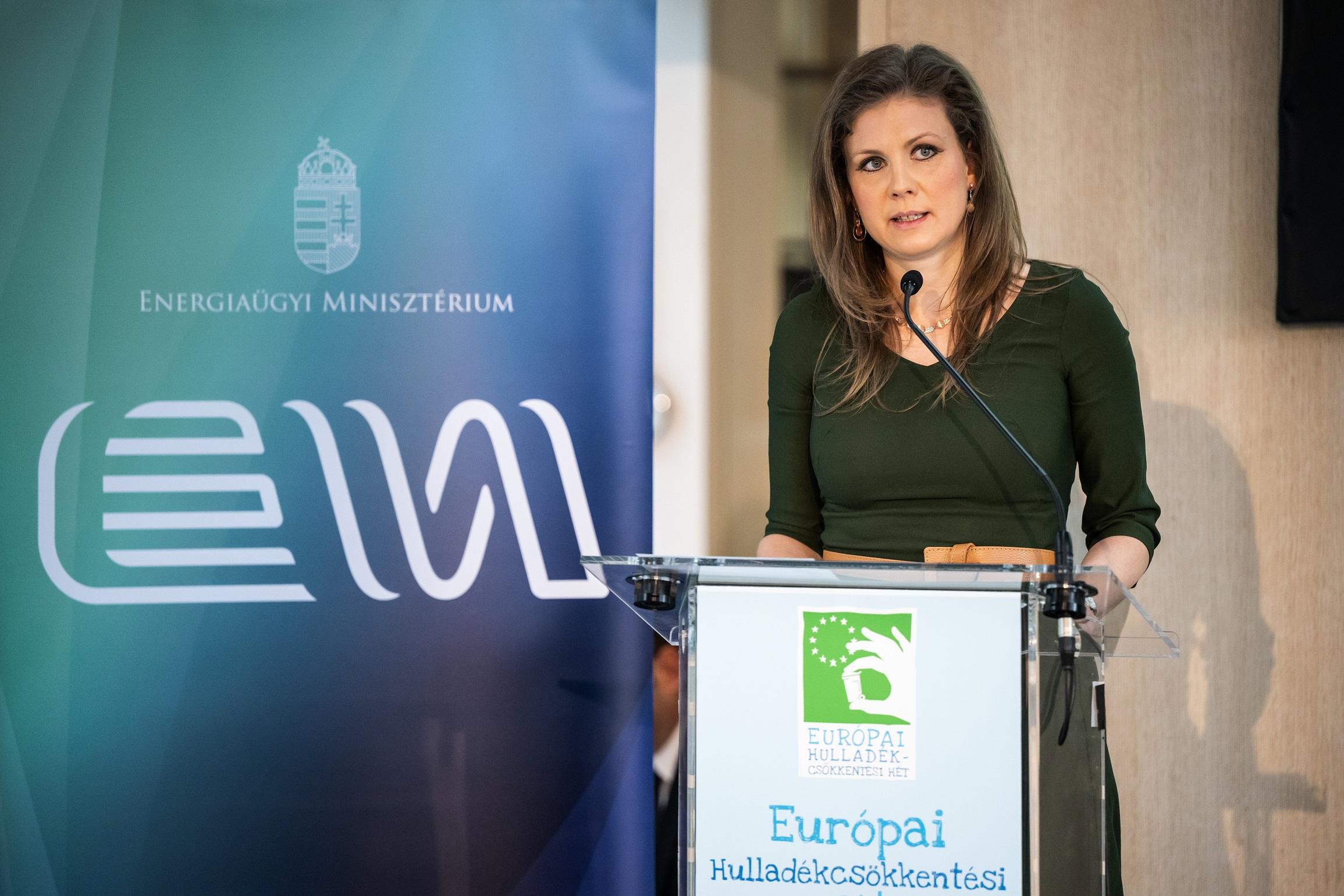 Raisz Anikó, az Energiaügyi Minisztérium környezetügyért és körforgásos gazdaságért felelős államtitkára beszédet mond a 2023-as Európai hulladékcsökkentési hét elismeréseinek átadásán Budapesten, a Lóvasút Kulturális és Rendezvényközpontban Raisz Anikó, az Energiaügyi Minisztérium környezetügyért és körforgásos gazdaságért felelős államtitkára beszédet mond a 2023-as Európai hulladékcsökkentési hét elismeréseinek átadásán Budapesten, a Lóvasút Kulturális és Rendezvényközpontban