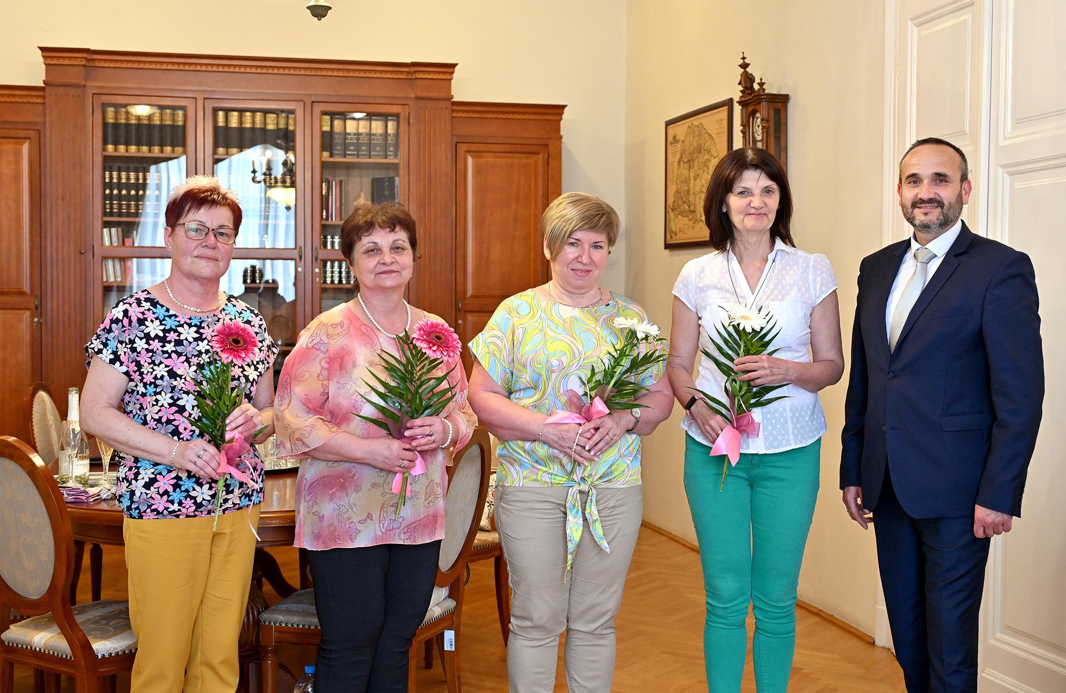 b.-j.: Bajzát Sándorné, Jaskó Éva, Szabó Jánosné, Hudákné Hovancsek Enikő és Ignácz Balázs főispán b.-j.: Bajzát Sándorné, Jaskó Éva, Szabó Jánosné, Hudákné Hovancsek Enikő és Ignácz Balázs főispán