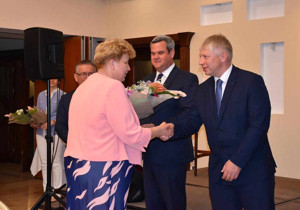 3-Az egészségügyben dolgozókat köszöntötték Tatán 3-Az egészségügyben dolgozókat köszöntötték Tatán
