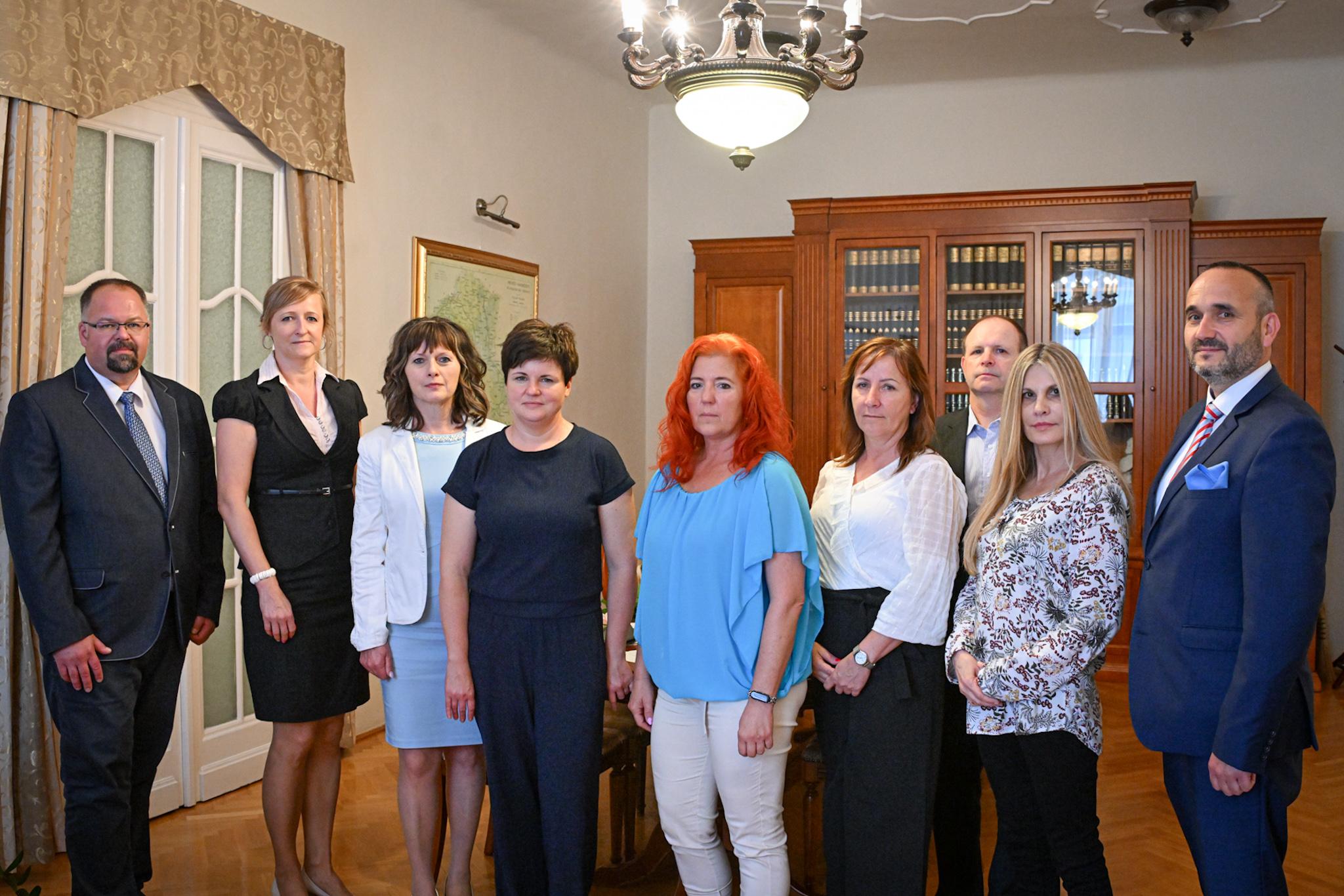 bl.-j.: dr. Őzse Balázs, Málnai Klaudia, KOhajda Márta, Aradi Judit, Bekőné Veres Judit, Vinczepap Éva, Ignácz Balázs bl.-j.: dr. Őzse Balázs, Málnai Klaudia, KOhajda Márta, Aradi Judit, Bekőné Veres Judit, Vinczepap Éva, Ignácz Balázs