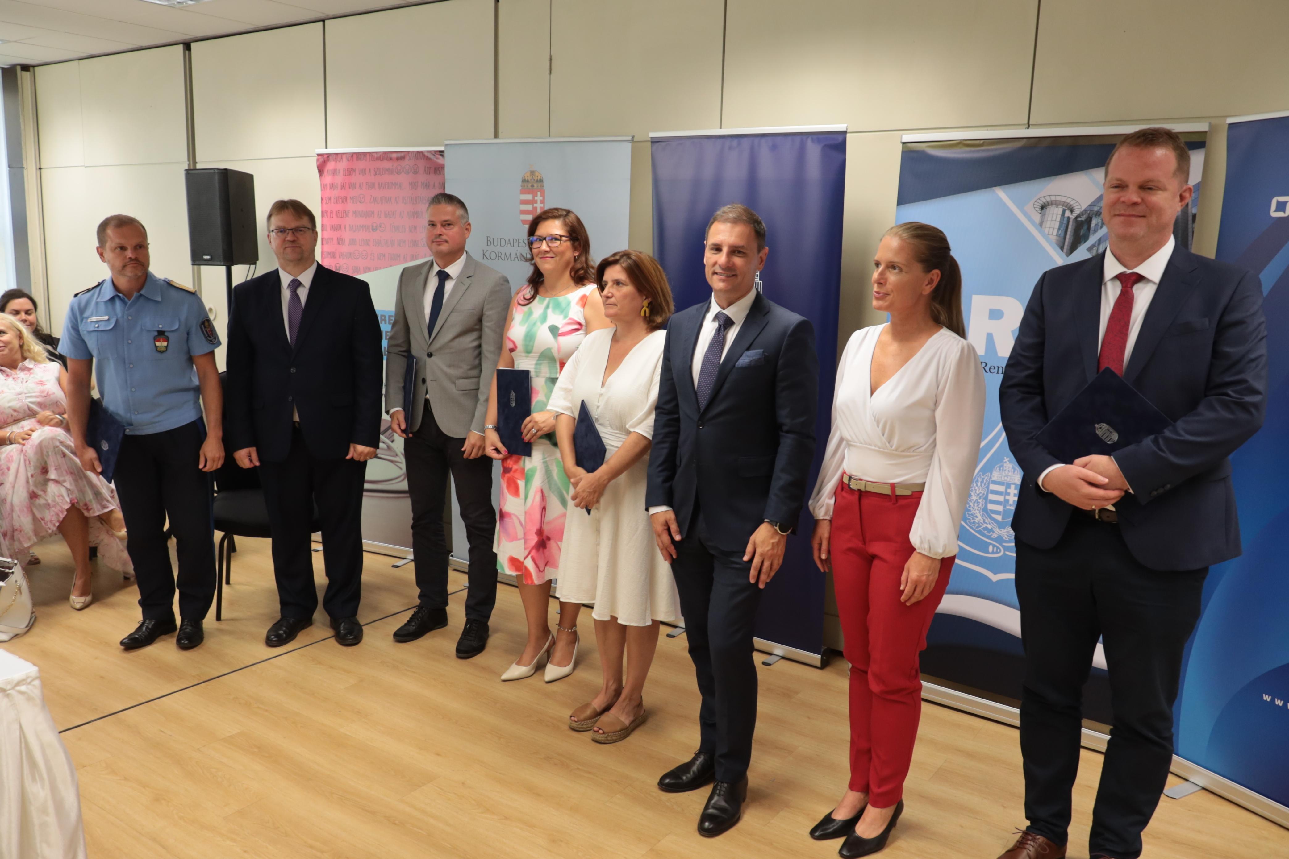 Új Áldozatsegítő Központot adtak át Újbudán, csoportkép PVKH Új Áldozatsegítő Központot adtak át Újbudán, csoportkép PVKH