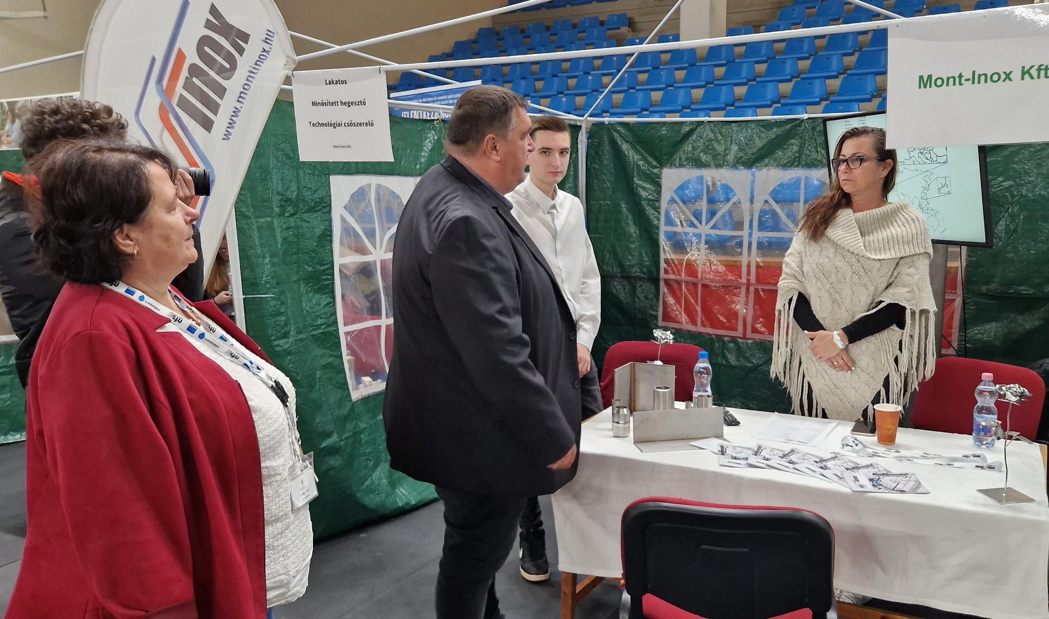 Tamási Ildikó és Becsó Zsolt az egyik kiállító standjánál Állásbörze St 2024 ősz esemény