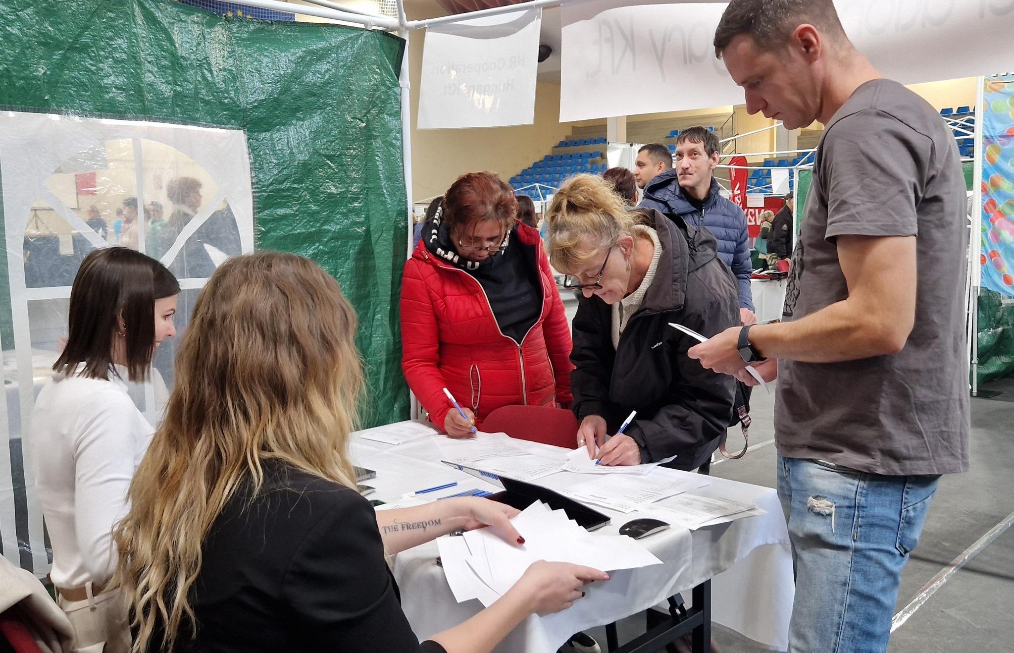 Érdeklődők az egyik kiállító standjánál Állásbörze St 2024 ősz esemény