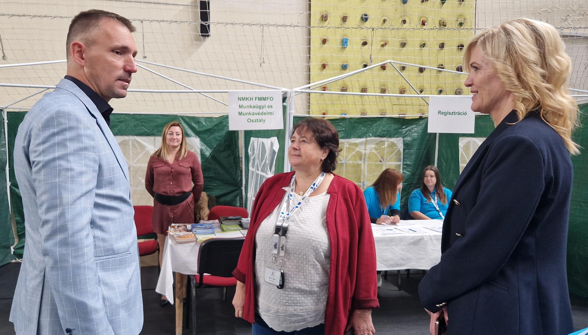 Kreicsi Bálint polgármester, Tamási Ildikó főosztályvezető, dr. Handó Beatrix hivatalvezető Állásbörze St 2024 ősz esemény