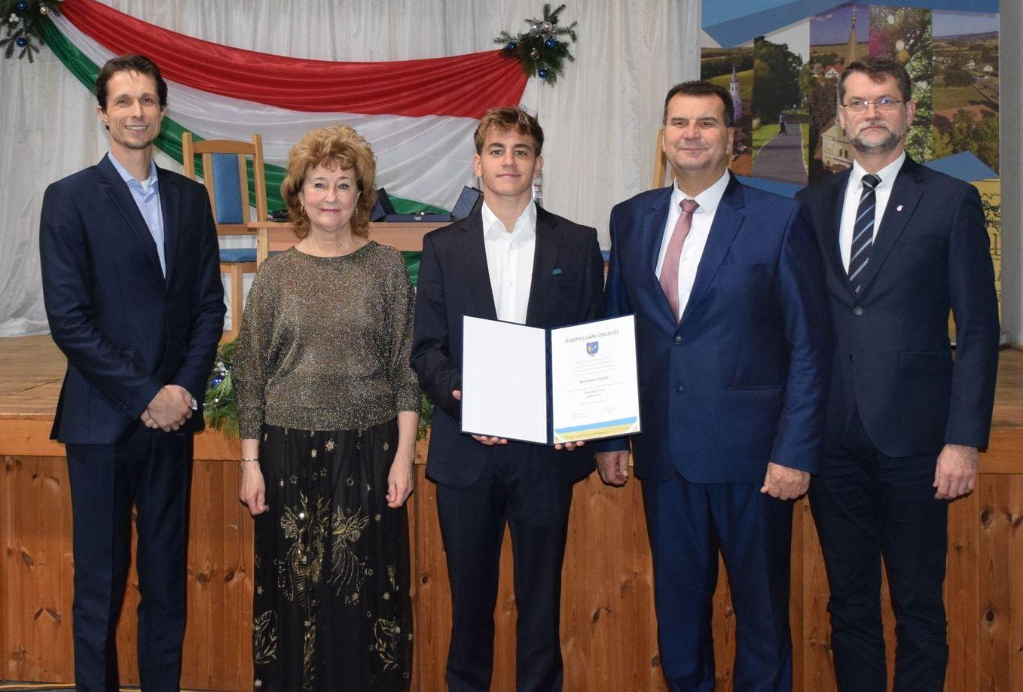 Kezében a díszpolgári címet tanúsító oklevéllel Betlehem Dávid. Balról Sipos Ferenc polgármester és dr. Sifter Rózsa főispán, jobbról Rétvári Róbert Zala vármegye közgyűlésének alelnöke és Vigh László országgyűlési képviselő. Kezében a díszpolgári címet tanúsító oklevéllel Betlehem Dávid. Balról Sipos Ferenc polgármester és dr. Sifter Rózsa főispán, jobbról Rétvári Róbert Zala vármegye közgyűlésének alelnöke és Vigh László országgyűlési képviselő.