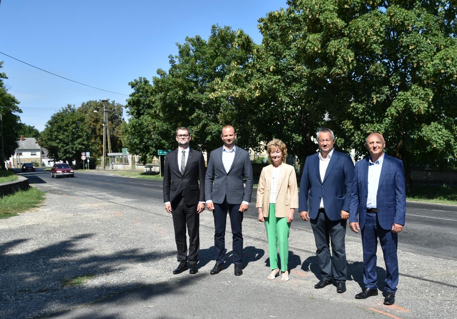 A képen a sajtótájékoztató résztvevői balról: Rétvári Róbert, a Zala Vármegyei Közgyűlés alelnöke, Nagy Bálint közlekedési államtitkár, a térség országgyűlési képviselője, dr. Sifter Rózsa, Zala vármegye főispánja, Szilvai József Attila, a Magyar Közút Nonprofit Zrt. vezérigazgatója és Sélley Géza, Mihályfa polgármestere. TOP plusz, Mihályfa, Magyar Közút, dr. Sifter Rózsa, Nagy Bálint, Rétvári Róbert, Szilvai József Attila, Sélley Géza