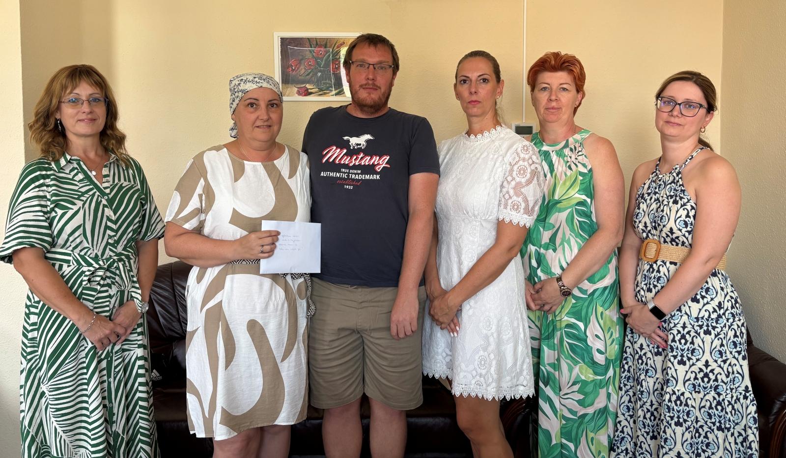Nagy Zsuzsanna (balról a második) és élettársa a Kormányhivatal dolgozóival Nagy Zsuzsanna, adományozás, Zala Vármegyei Kormányhivatal