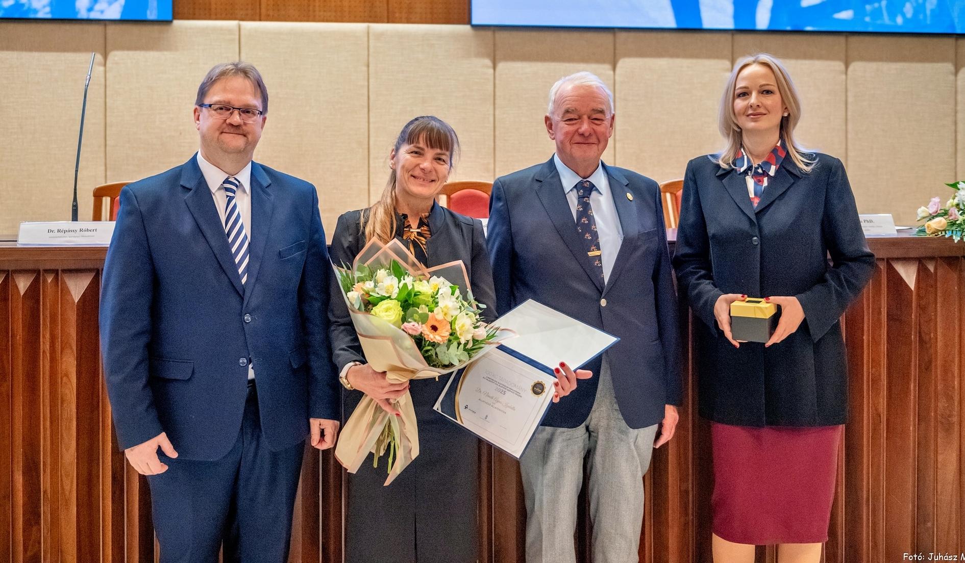 Répássy Róbert, az Igazságügyi Minisztérium miniszterhelyettese, a díjazott, dr. Németh Ágnes Izabella, Sótonyi Péter, az Állatorvostudományi Egyetem rektora és Vetter Szilvia, a Közös ügyünk az állatvédelem Alapítvány elnöke