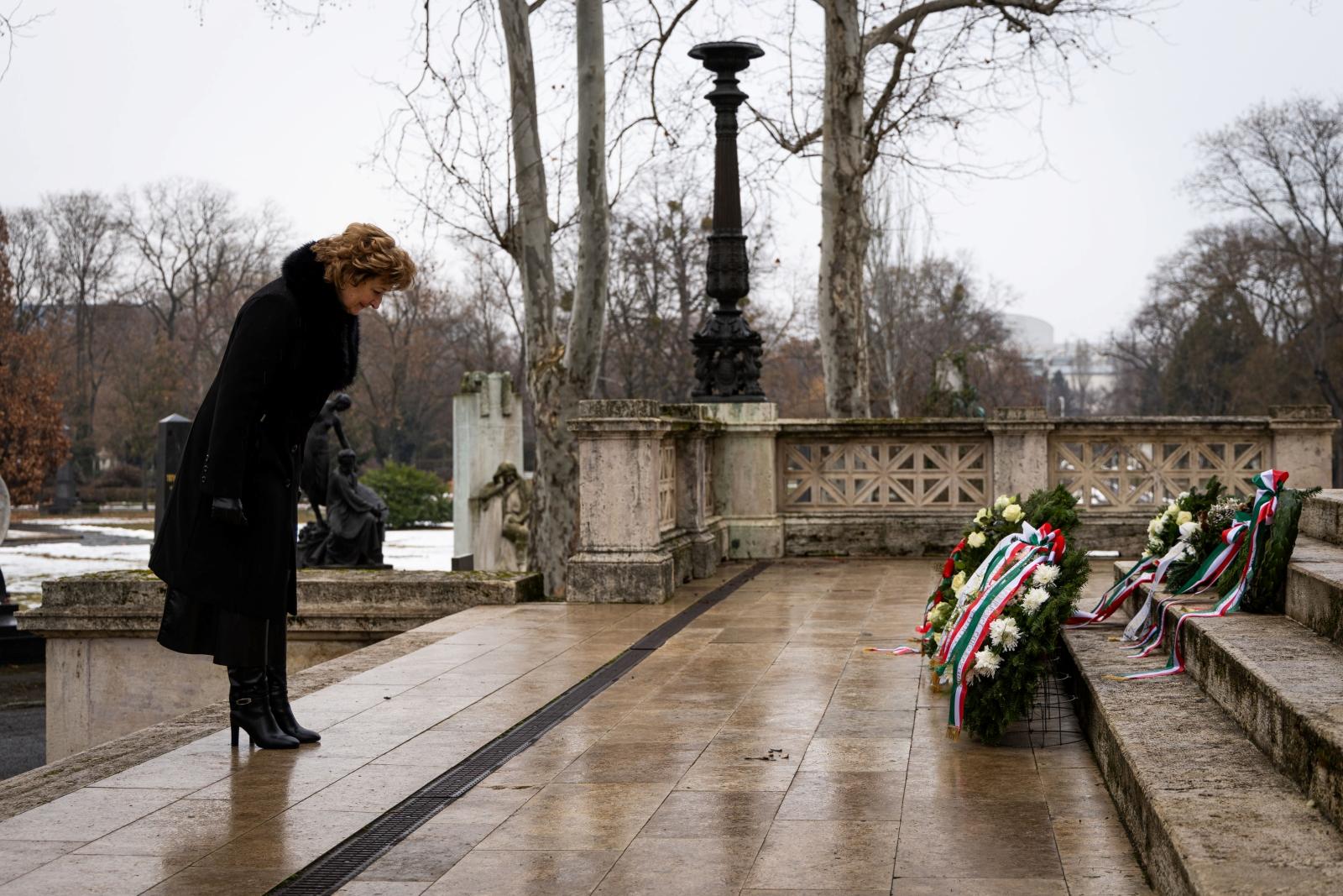 Dr. Sifter Rózsa, Deák Ferenc